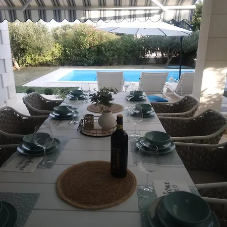 Romanticna Lucija Sa Grijanim Bazenom * Vrsi