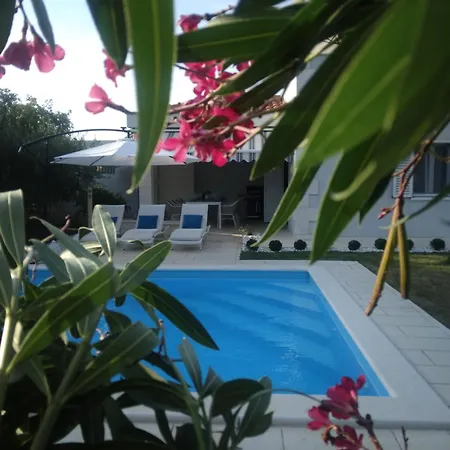 Romanticna Lucija Sa Grijanim Bazenom Vila Vrsi